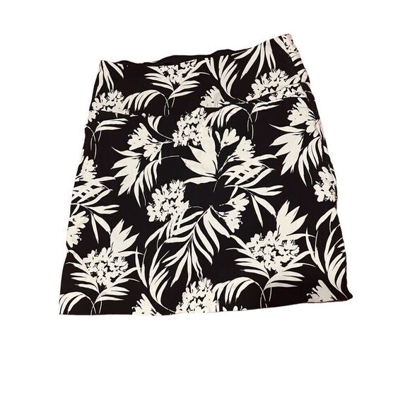S.C. & Co. Skort Womens Size XS Black White Floral 360 Tummy Stretch Size small - Picture 1 of 8